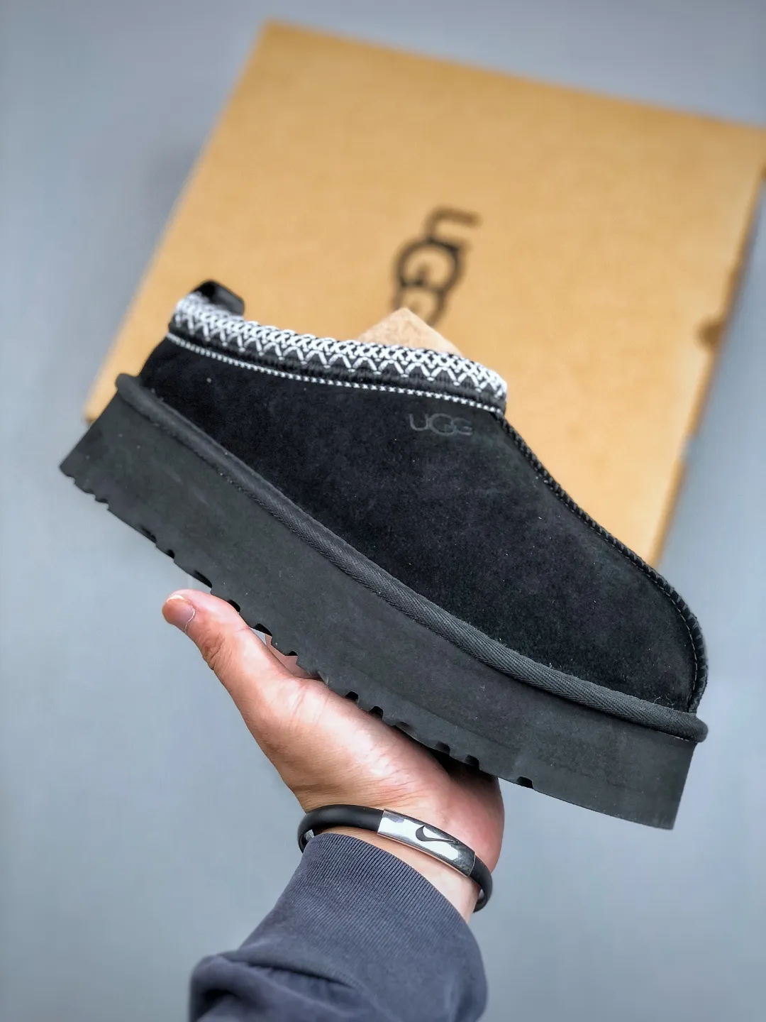 Local self-pickup💰560 supports store placement. The top version on the market. UGG Tazz ethnic style thick-soled women's model. Xiaohongshu's hot model. Produced by a major foreign trade factory in Guangzhou. From toe to insole, genuine sheep fur. Independent outer box packaging. Chip. With waterproof technology. Differentiating from any version on the market. 5cm thick sole. Independently developed original outsole. Cashmere insole. Keep warm when going out in winter. It is a very suitable choice for home use. In the new year, uug has launched a style series, which is partially biased towards the preferences of young consumers. It has also moved to the forefront of fashion trends. Shoe body material. Water-repellent coated suede upper. 17mm UGGPURE™ implanted wool insole. Lightweight non-slip and comfortable rubber outsole. With brand LOGO. With full packaging. Size: 35-40